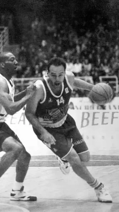 Oscar Schmidt en un partido con el Fórum en los años 90.