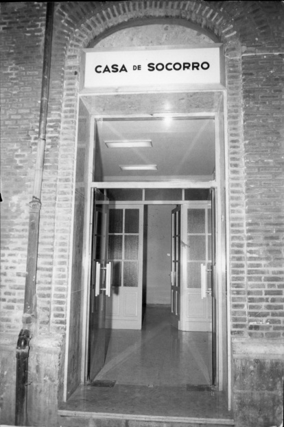 Entrada a la Casa de Socorro, en la calle López Gómez en 1972