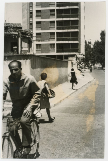 Peatones cruzando López Gómez en 1970