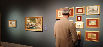 Un hombre contempla una suerte de bocetos de Sorolla.