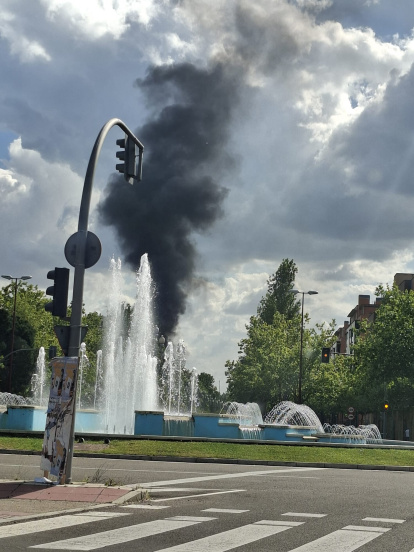 Incendio de un camión en en el paseo Zorrilla, junto a Vallsur.