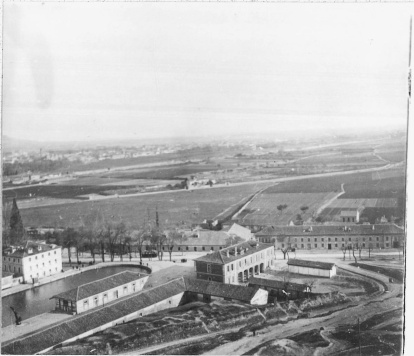 Vista del muelle del Canal de Castilla desde la cuesta de la Marquesa en los años 30.