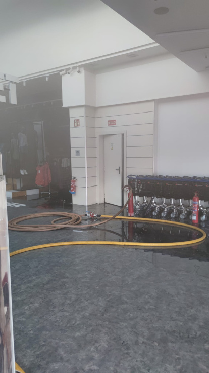 Los Bomberos sofocan un incendio en el Hipercor de Arroyo.