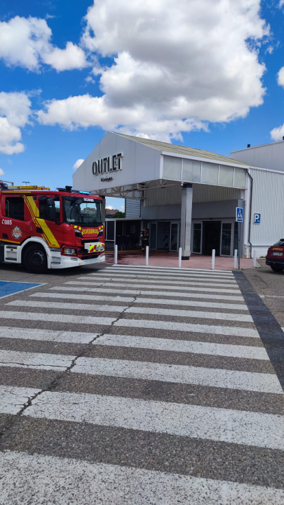 Los Bomberos sofocan un incendio en el Hipercor de Arroyo.