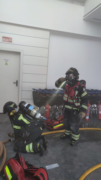 Los Bomberos sofocan un incendio en el Hipercor de Arroyo.