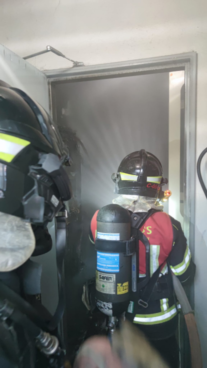 Los Bomberos sofocan un incendio en el Hipercor de Arroyo.