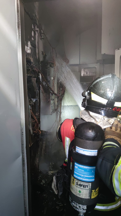 Los Bomberos sofocan un incendio en el Hipercor de Arroyo.