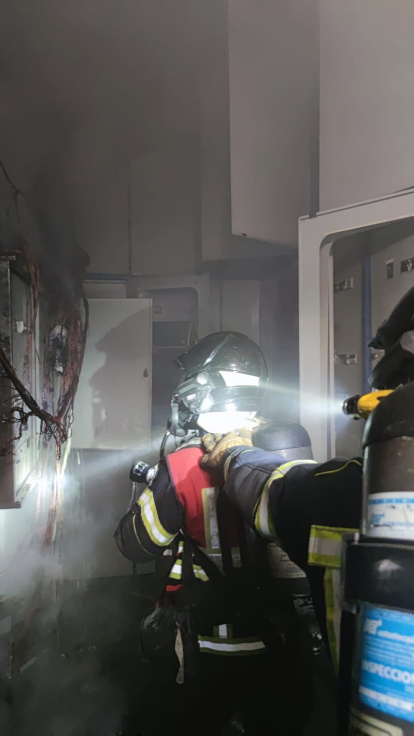 Los Bomberos sofocan un incendio en el Hipercor de Arroyo.