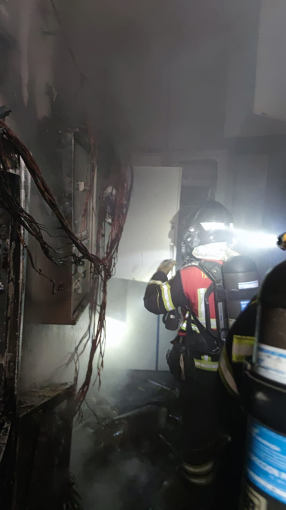Los Bomberos sofocan un incendio en el Hipercor de Arroyo.