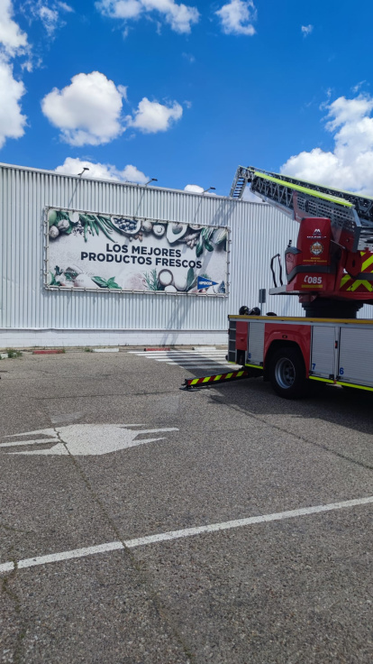 Los Bomberos sofocan un incendio en el Hipercor de Arroyo.