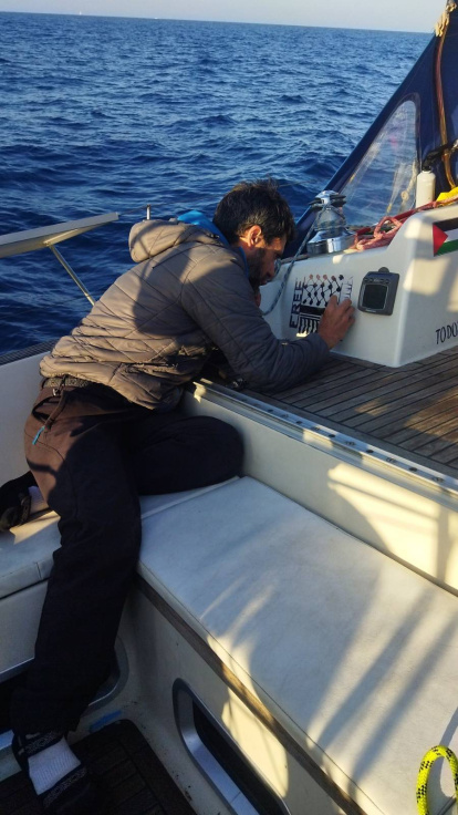 Una imagen del artista y profesor a bordo del ‘Romántica’, una de las embarcaciones de la flotilla