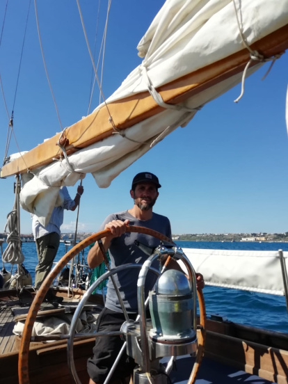 Una imagen del artista y profesor a bordo del ‘Romántica’, una de las embarcaciones de la flotilla
