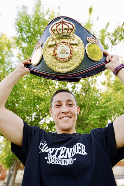 Isa Rivero levanta el cinturón de campeona del Mundo.