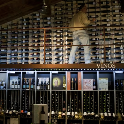 Rueda ha convertido el vino en motor económico y cultural, con bodegas y espacios dedicados a una de las Denominaciones de Origen más reconocidas de Castilla y León.