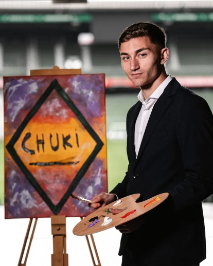 Imagen del Werder para sus redes sociales, con Chuki pintando su nombre.