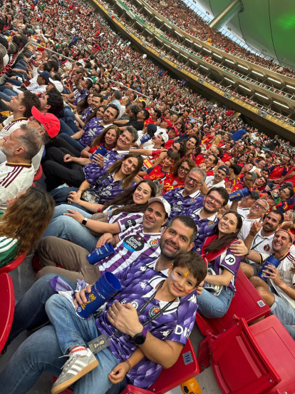 Gabriel Solares, junto a familiares y amigos viendo el España - Uruguay.