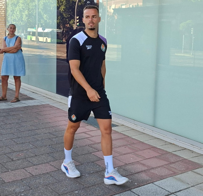 Ramón Martínez llega al reconocimiento médico con el Real Valladolid.