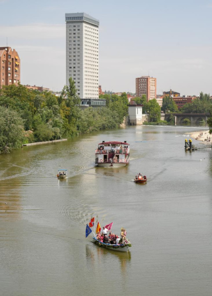 Procesión de La Virgen del Carmen por el río Pisuerga de Valladolid.