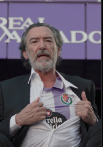 El actor Ginés muestra la nueva camiseta del Real Valladolid.