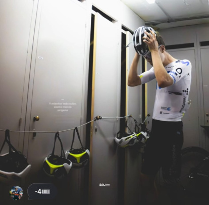 Historia de Iván Romeo volviendo a ponerse el casco de competición.