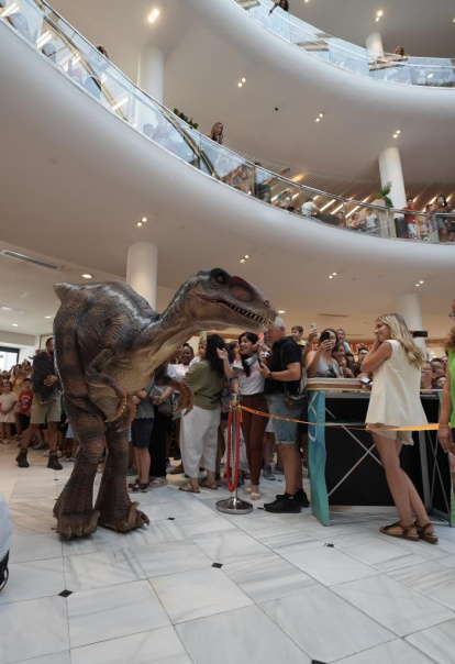 Un momento de la aparición del Velociraptor en el espectáculo.