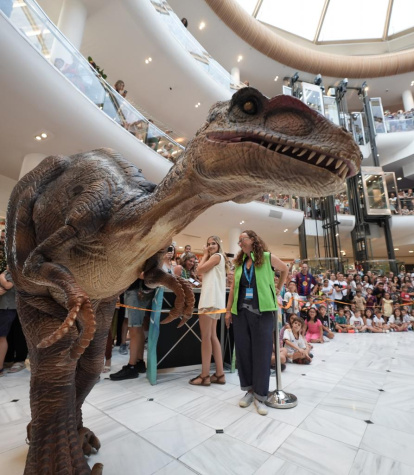 Un momento de la aparición del Velociraptor en el espectáculo.