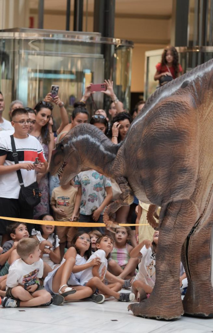 Un momento de la aparición del Velociraptor en el espectáculo.