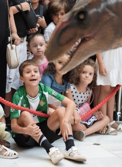 Un momento de la aparición del Velociraptor en el espectáculo.
