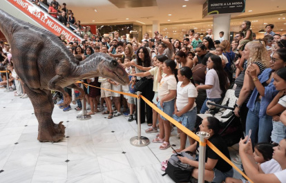 Un momento de la aparición del Velociraptor en el espectáculo.