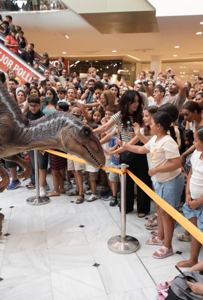 Un momento de la aparición del Velociraptor en el espectáculo.