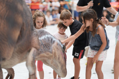 Un momento de la aparición del Velociraptor en el espectáculo.