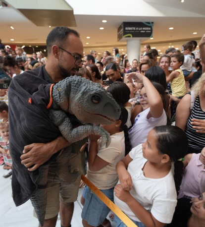 Un momento de la aparición del Velociraptor en el espectáculo.