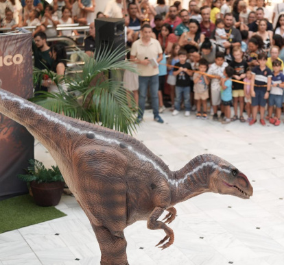 Un momento de la aparición del Velociraptor en el espectáculo.