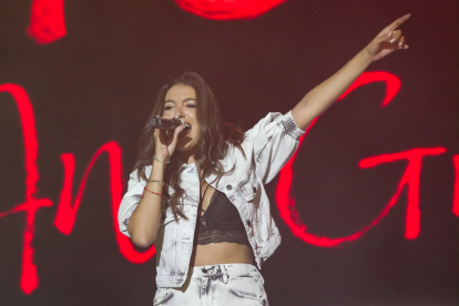 Un momento del concierto de Ana Guerra en la plaza Mayor de Valladolid.