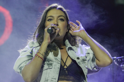 Un momento del concierto de Ana Guerra en la plaza Mayor de Valladolid.