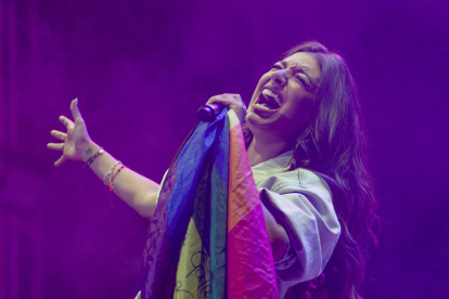 Un momento del concierto de Ana Guerra en la plaza Mayor de Valladolid.