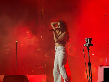 Un momento del concierto de Ana Guerra en la plaza Mayor de Valladolid.