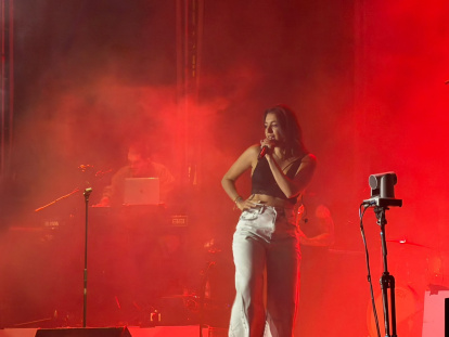 Un momento del concierto de Ana Guerra en la plaza Mayor de Valladolid.