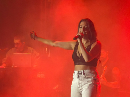 Un momento del concierto de Ana Guerra en la plaza Mayor de Valladolid.