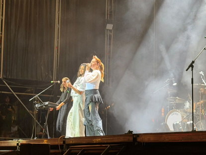 Momento en el que Ana Guerra y Leire Martínez cantan juntas temas de La Oreja de Van Gogh.