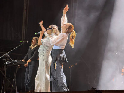 Momento en el que Ana Guerra y Leire Martínez cantan juntas temas de La Oreja de Van Gogh.