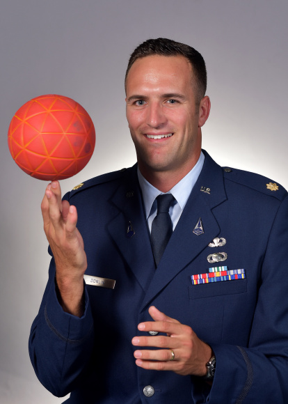 Andrew Dolin con su uniforme militar.