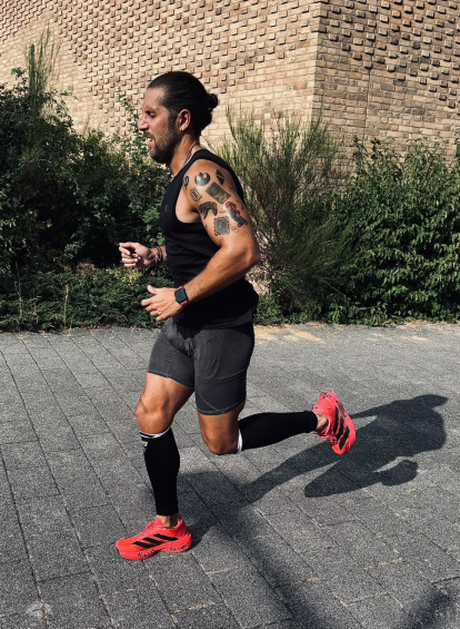 Alberto Miguel en pleno esfuerzo en uno de las 32 media maratones en Cambridge.