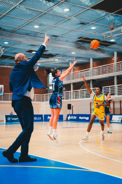 Celia García Paunero en uno de sus lanzamientos triple ante Canarias.