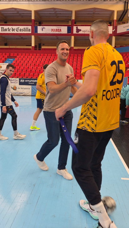 Andrew Dolin saluda a sus compañeros tras su llegada a Valladolid.