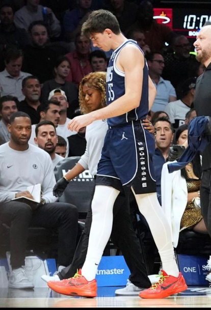 Sergio de Larrea es acompañado a los vestuarios tras caer lesionado ante Miami.