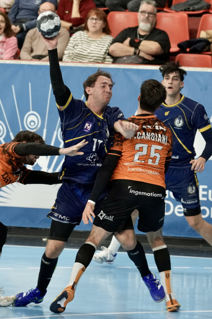Una acción del partido entre Recoletas Atlético Valladolid y BM Torrelavega.