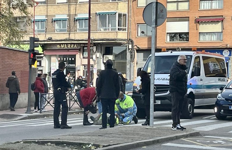 Herida grave una mujer tras ser atropellada por un turismo en el cruce ...