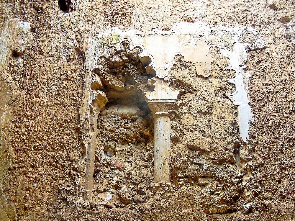 Detalle de las ventanas mudéjares ‘escondidas’ en las paredes de adobe dentro de ‘El Palacio’, halladas durante el proceso de demolición.-PEDRO VILLALÓN