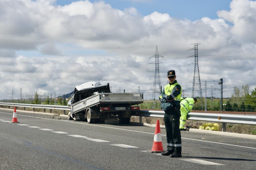 Muere el conductor de un furgón al chocar con un camión en la VA-30 de ...